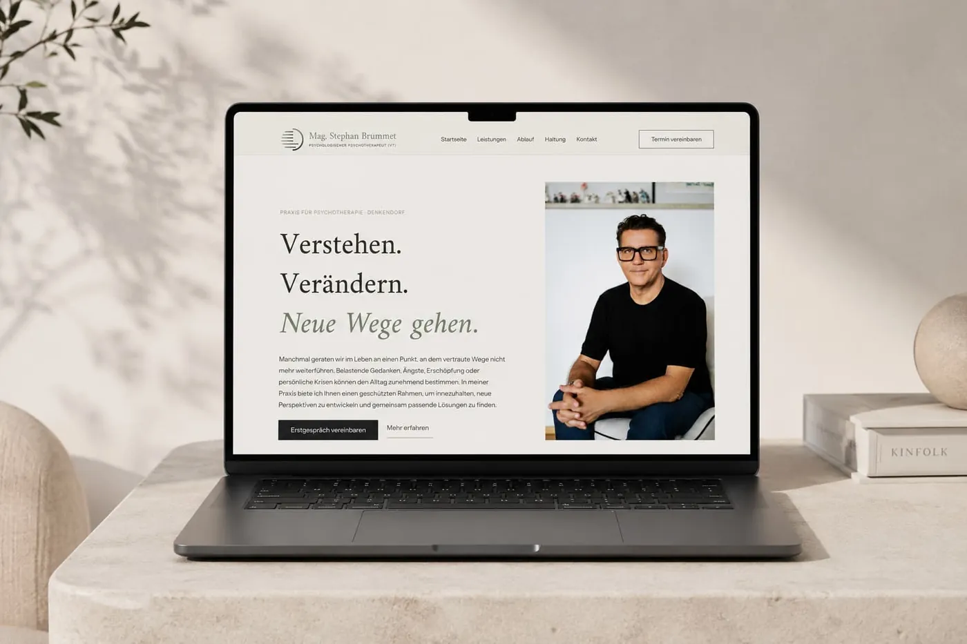 Website von Mag. Stephan Brummet auf einem Laptop