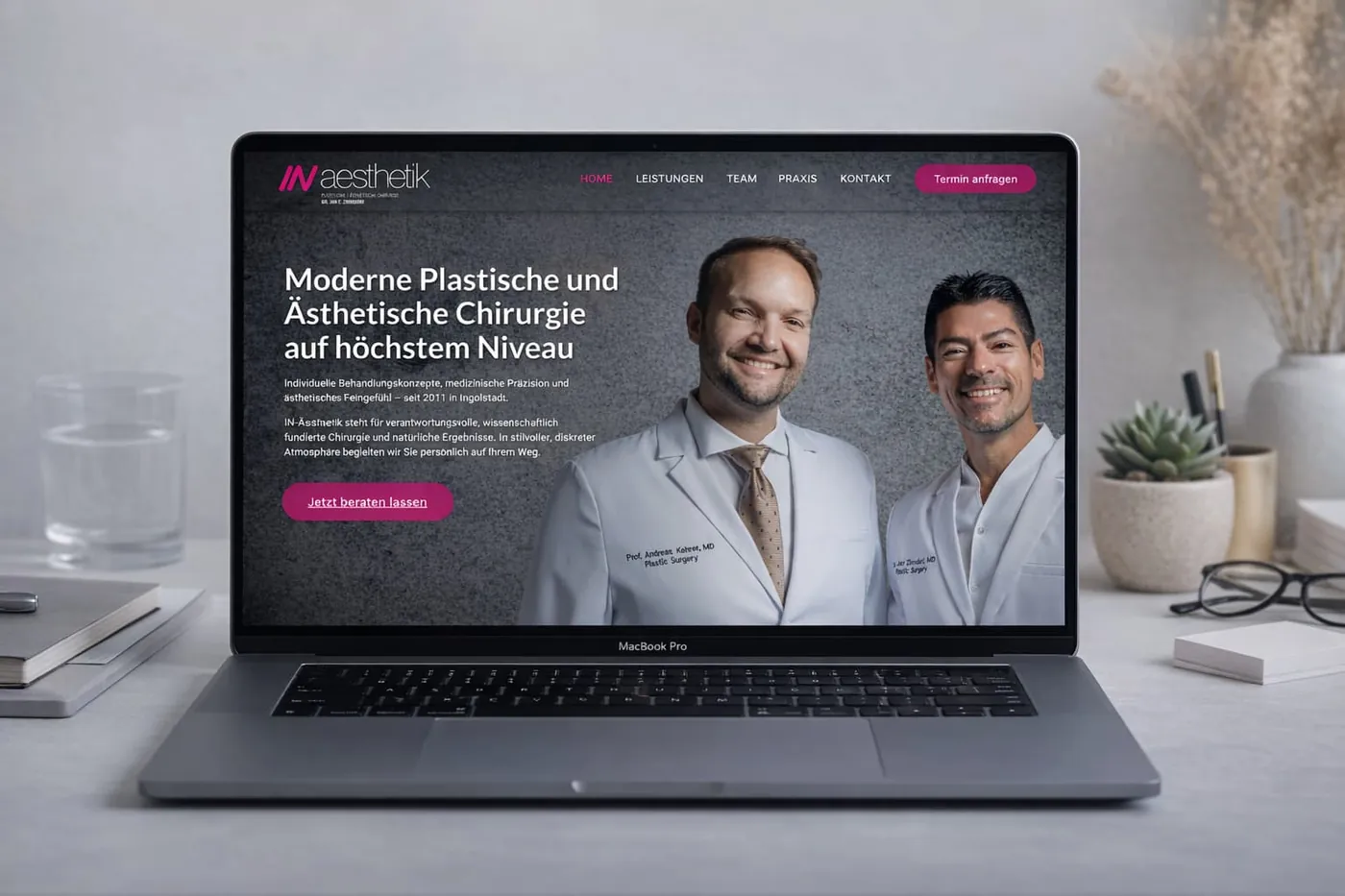 Website von IN-aesthetik auf einem Laptop