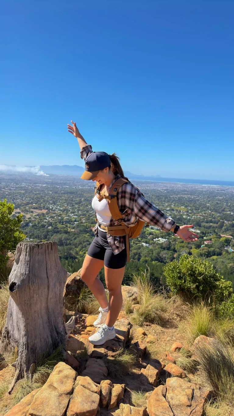 Rita Sieber beim Wandern, mit weitem Blick über Stadt und Küste