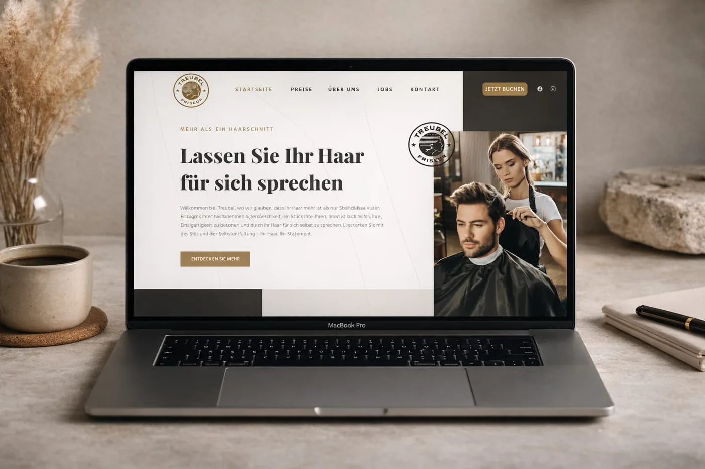 Website des Friseursalons Treubel auf einem Laptop